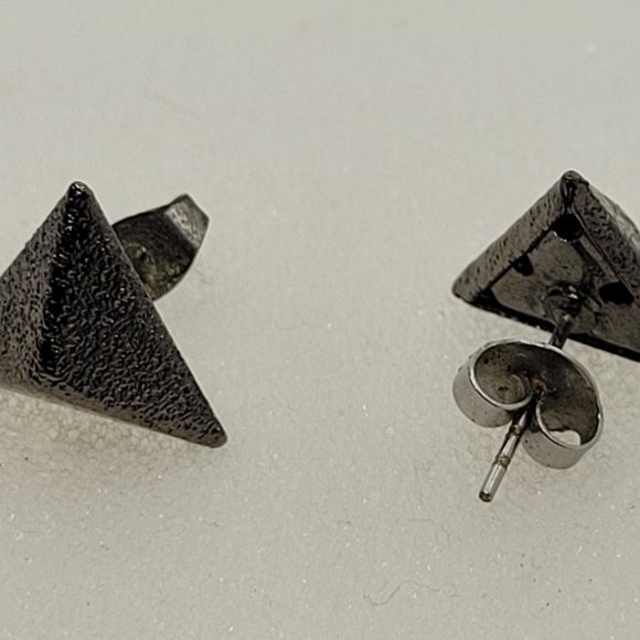 Earrings Triangle 3D shape Stud E_OT0008. - Picture 4 of 5